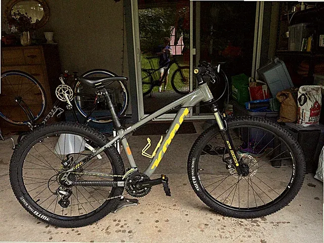 Mountain Bike Kona Lanai - Disc Brakes, 3X8 Shimano Altus, Suntour XC 100mm